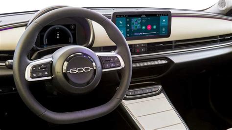 Dettaglio plancia interna Fiat 600 con pulsantiera cambio