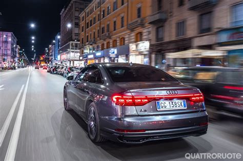 Audi A8 in movimento su strada autostradale