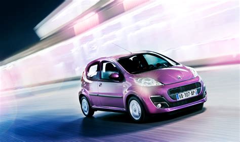 Interni della Peugeot 107 con strumentazione