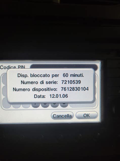 Utente che annota il codice radio