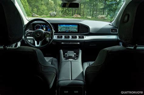 Interni della Mercedes GLE con doppio schermo