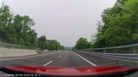Volkswagen T-Cross in movimento su strada extraurbana