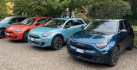 Fiat 600e vista frontale con dettagli cromati
