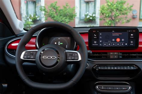 Dettaglio del cruscotto digitale e del sistema di infotainment della Fiat 600e