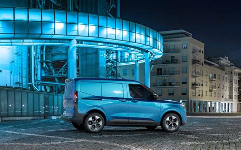 Veicoli commerciali Ford elettrici in un deposito