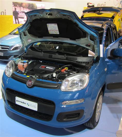 Meccanico che esegue la manutenzione su una Fiat Panda a metano