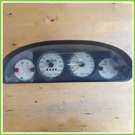 Dettaglio interno Fiat Punto GT con quadro strumenti bianco