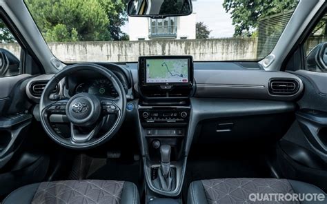 Interni Toyota Yaris Cross con display infotainment