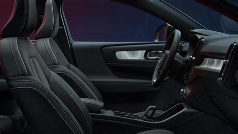 Interni della Volvo C40 Recharge con dettagli in tessuto peloso