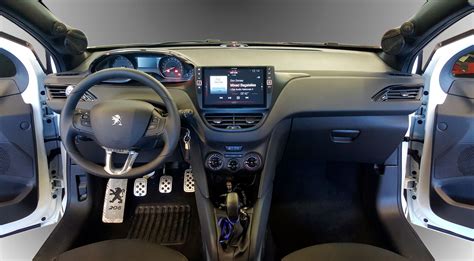Interni Peugeot 208 con navigatore