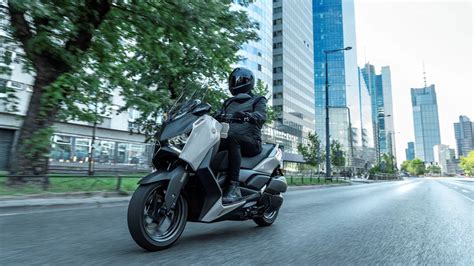 Confronto estetico BMW C 400 X e Yamaha XMAX 400