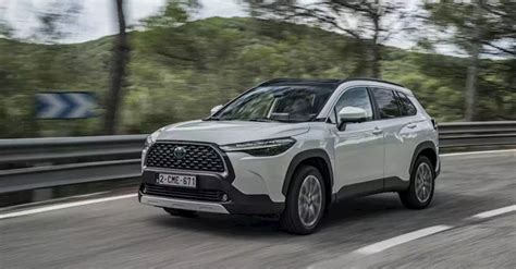 Toyota Verso in curva su strada panoramica