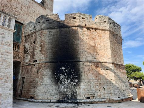 Facciata della Torre Dacia con evidenziati i problemi di degrado