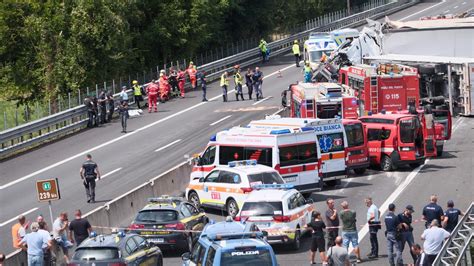Ambulanze e polizia sul luogo dell'incidente a Mannheim