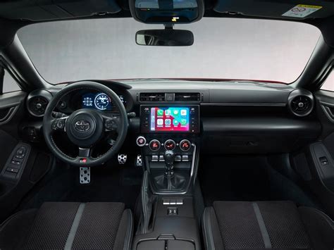 Interni della Toyota GR86 con display infotainment