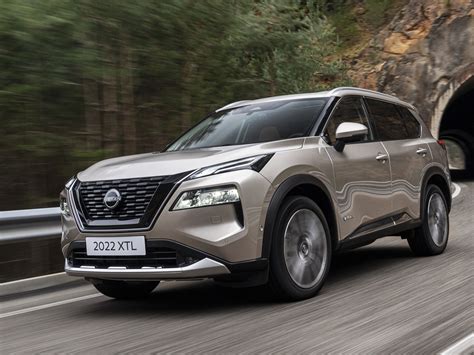 Nissan X-Trail su strada con overlay informativo sull'aggiornamento software