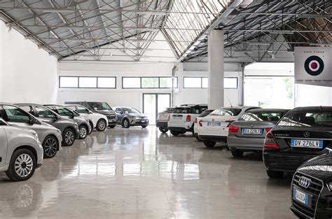 Vasta esposizione auto usate Rossi Leauto
