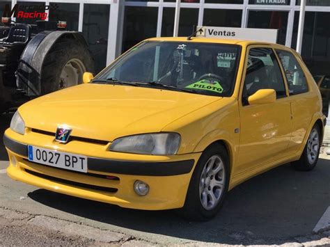Interni di una Peugeot 106 Sport restaurata