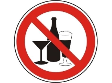 Segnaletica stradale con divieto di bere alcol e simbolo di automobile