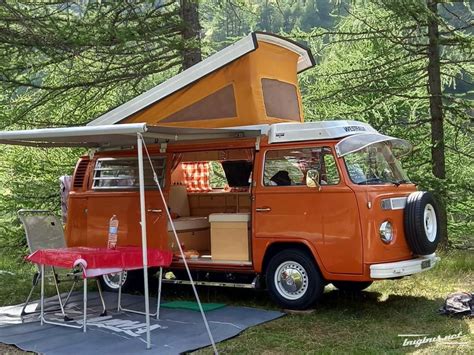 Immagine del Volkswagen T2 Westfalia in un ambiente naturale