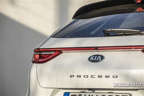 Dettaglio fari anteriori Kia ProCeed