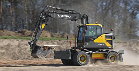 Escavatore gommato Volvo in azione in un cantiere urbano
