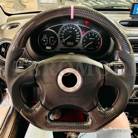 Interni Subaru Impreza WRX STI con volante e cruscotto