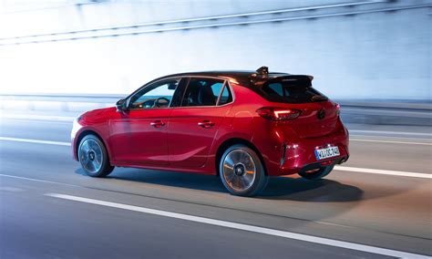Opel Corsa Hybrid in città