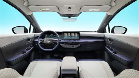 Interni della Nissan Leaf con i due schermi