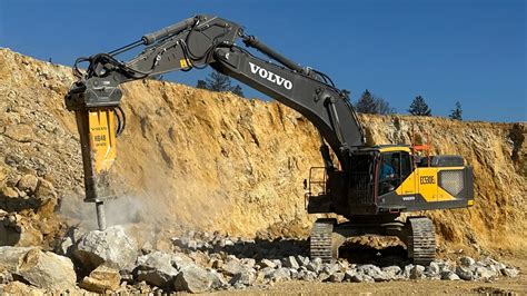 Escavatore Volvo EC530E in azione su un cantiere