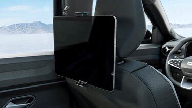 Dacia YouClip in azione con tablet