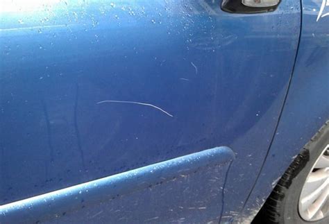 Dacia con piccolo graffio sulla carrozzeria