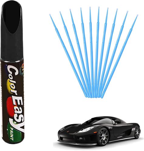 Dettaglio di un kit di ritocco vernice per auto con tutti i componenti