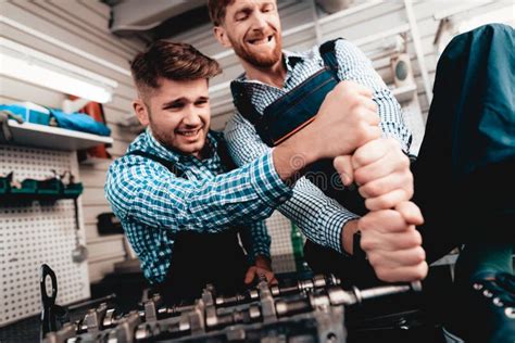 Meccanici che lavorano su un veicolo commerciale
