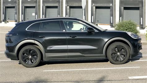 Porsche Cayenne elettrica in ricarica