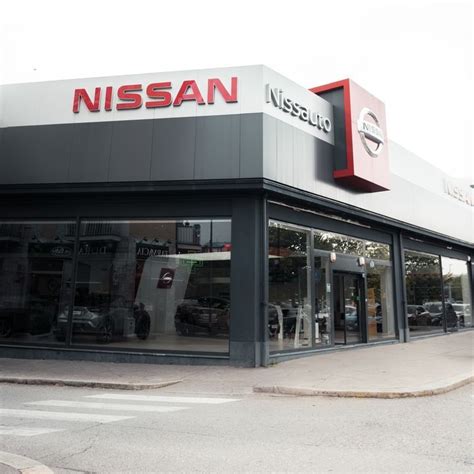 Concessionaria Nissan con vari modelli esposti