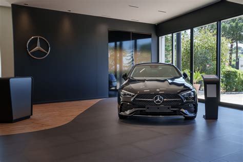 Interno concessionaria con modelli Mercedes-Benz e Smart