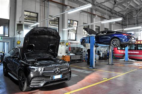 Meccanico specializzato Mercedes-Benz in officina