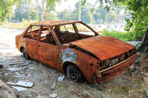 un'auto vecchia e arrugginita