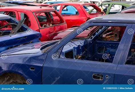un vecchio magazzino pieno di rottami d'auto
