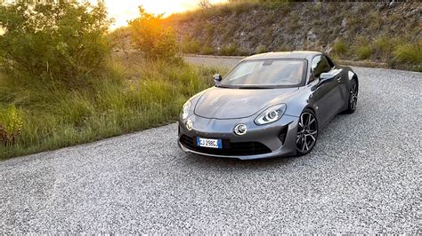 Alpine A110 su strada di montagna