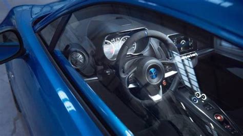 Interni dell'Alpine A110 con focus sul tunnel centrale