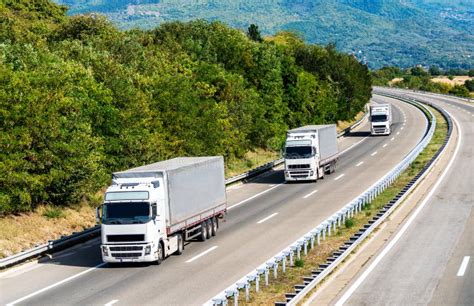 Camion in transito su un'autostrada