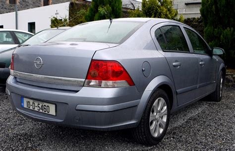 Opel Astra H Sedan vista laterale