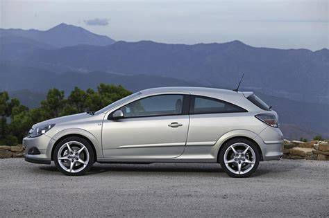 Opel Astra H GTC in azione