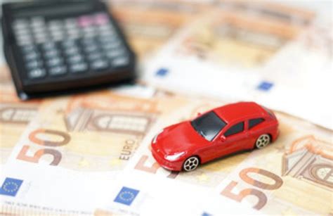 Illustrazione di una persona che controlla lo stato dei pagamenti del bollo auto tramite un computer