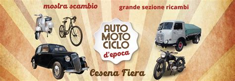 Un'immagine che mostra un'auto d'epoca e una moto d'epoca affiancate