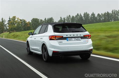 Skoda Fabia in primo piano, con un design moderno e distintivo