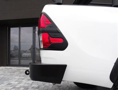 Toyota Hilux con paraurti posteriore rinforzato