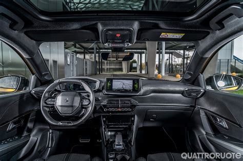 Interni Peugeot 208 con passeggeri